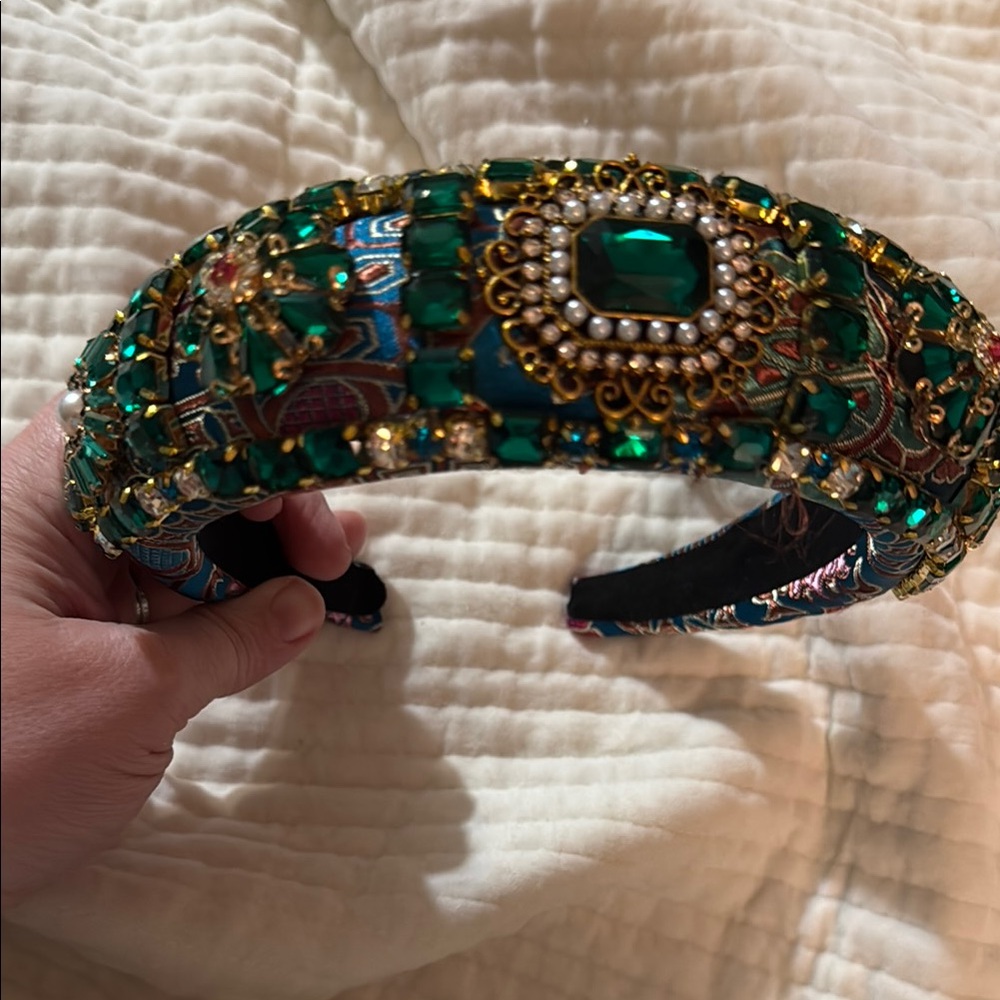 Emerald Green Gemstone Hair Accessory with Vintage Charm